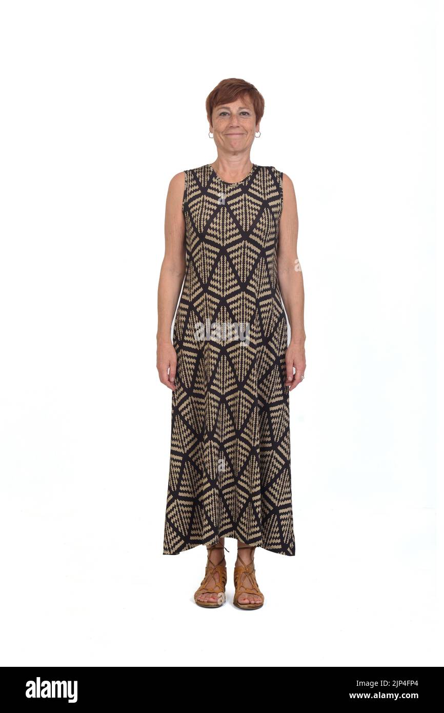 Volle Vorderansicht einer Frau mittleren Alters, die auf weißem Hintergrund die Kamera anschaut Stockfoto