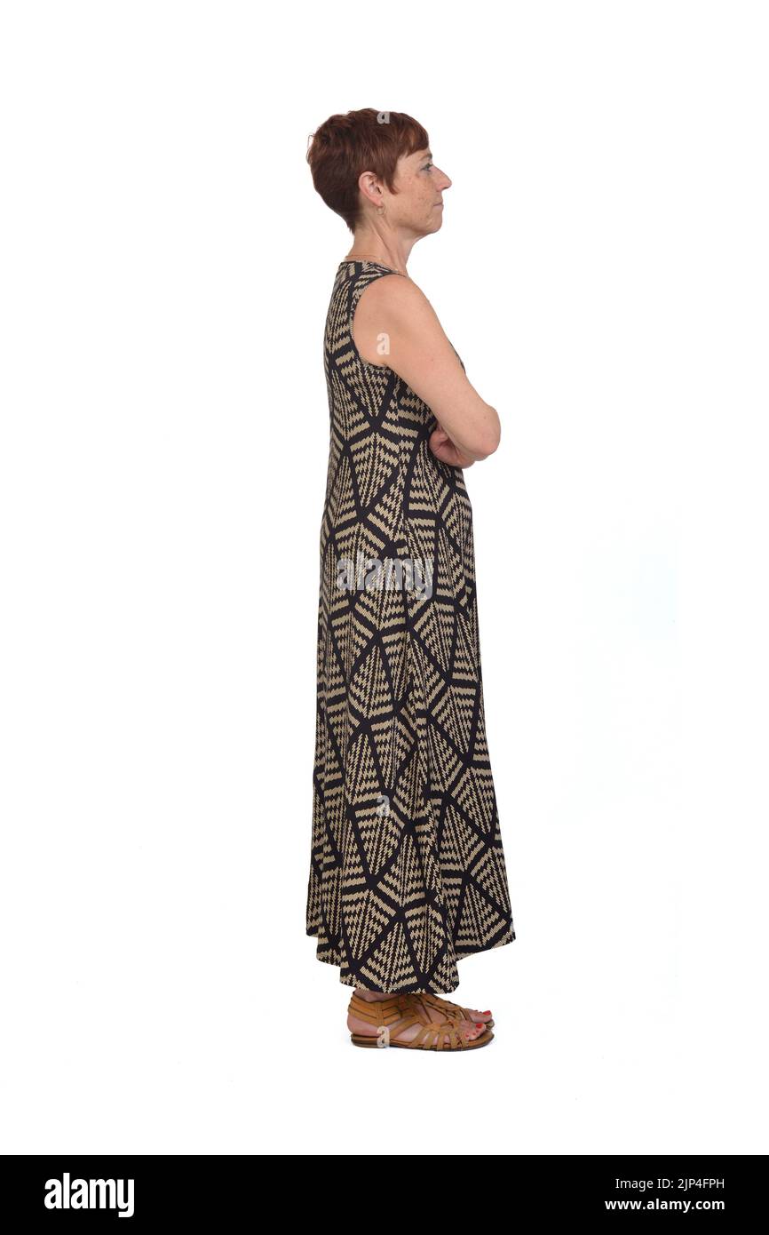 Volle Seitenansicht einer Frau mittleren Alters Arme auf weißem Hintergrund gekreuzt Stockfoto