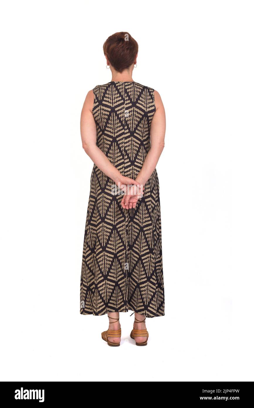 Vollständige Rückansicht einer Frau mittleren Alters, die auf dem Rücken ein Kleid mit Armen trägt, auf weißem Hintergrund Stockfoto