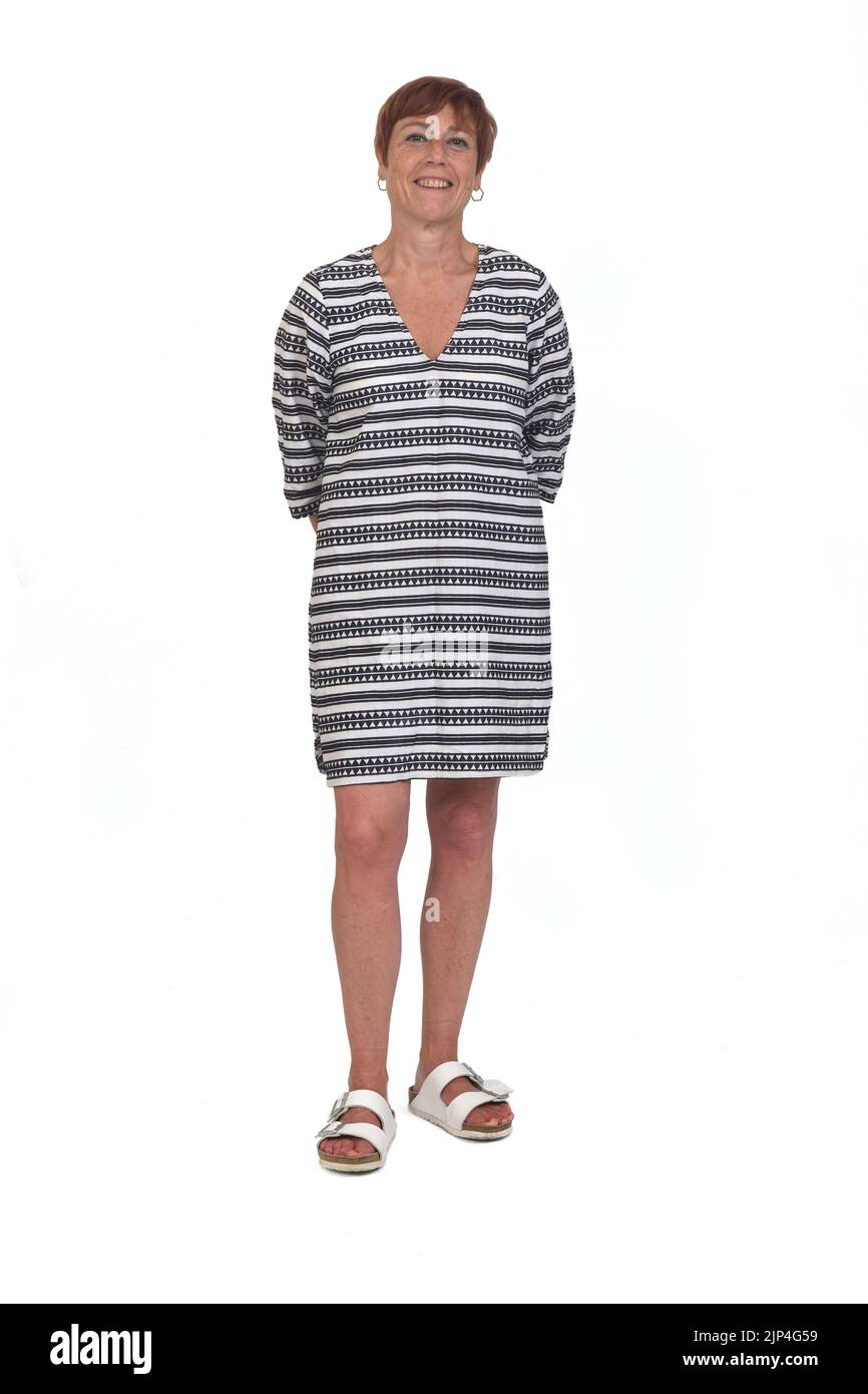 Frau mittleren Alters Sommerkleid auf weißem Hintergrund Stockfoto