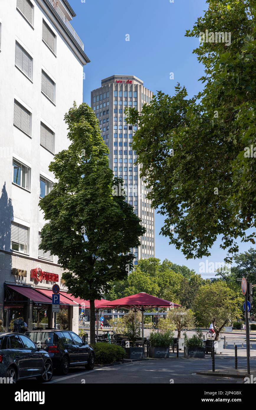 Vielseitige Architektur von Köln an einem hellen Sommertag Stockfoto