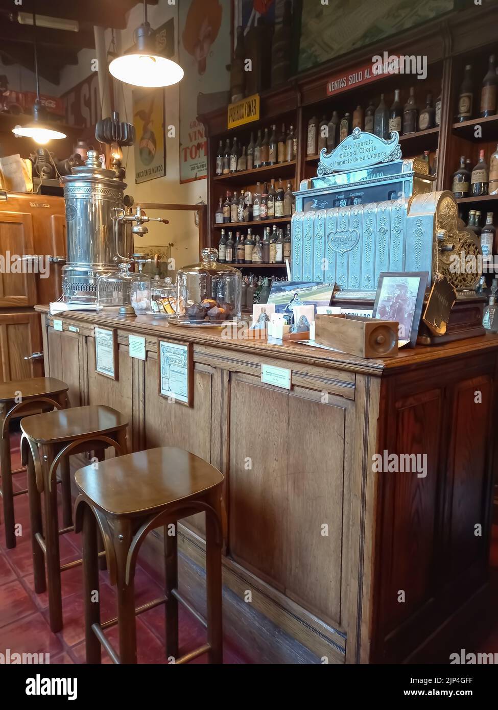 Alte traditionelle 1900s General Store hölzerne Eiche Bar Theke. Kaffeemaschine aus Messing, vernickelte Kasse, Flaschenregale. Automobilmuseum Stockfoto