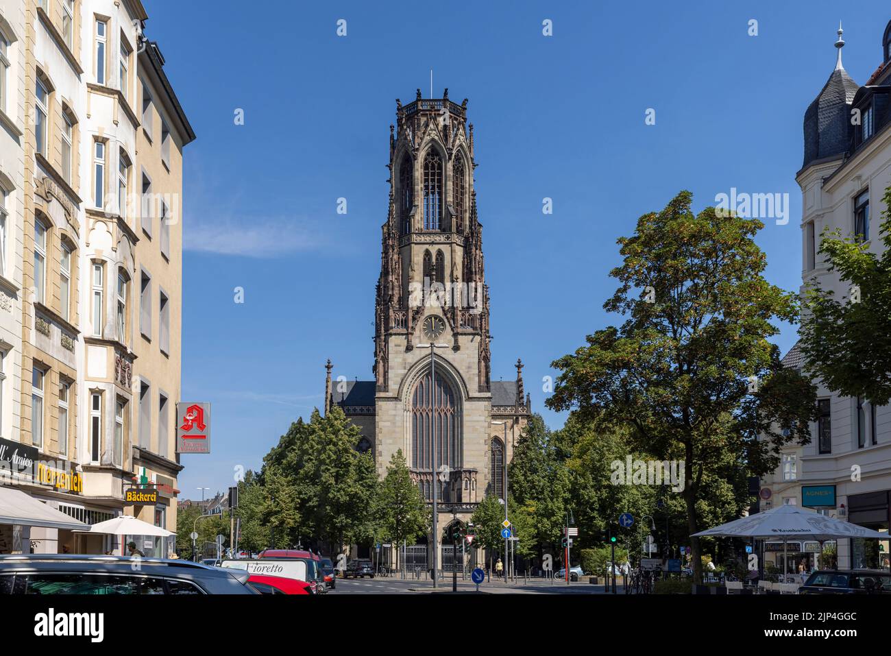 Agneskirche in Köln an einem strahlenden Sommertag Stockfoto