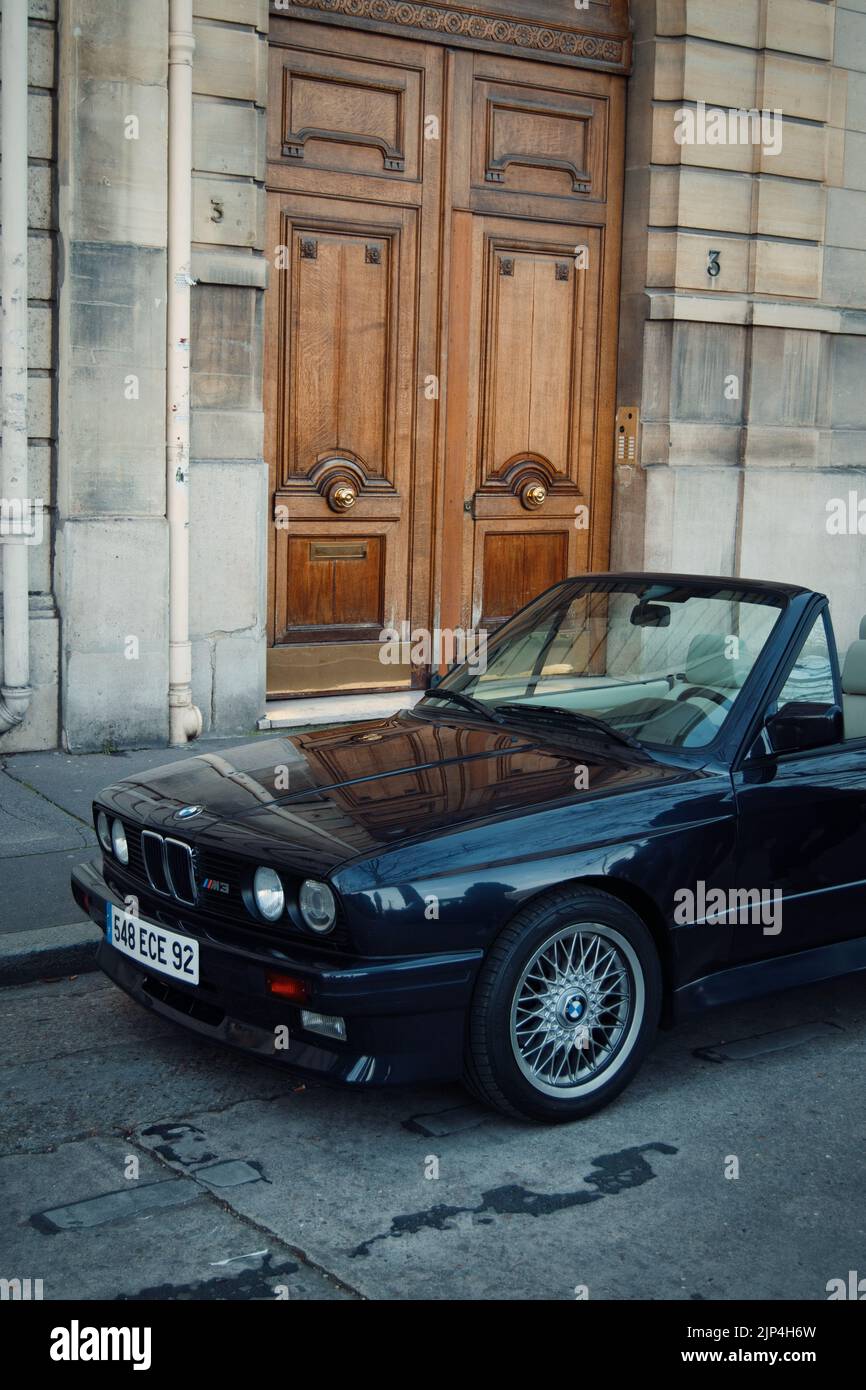 Eine vertikale Aufnahme eines alten BMW E30 in den Straßen von Paris, Frankreich Stockfoto