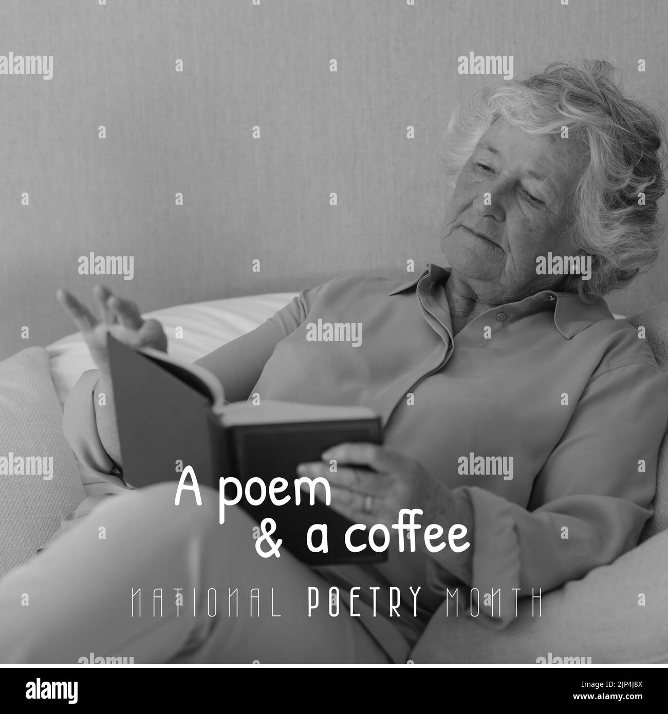 Zusammensetzung des Monatstextes der nationalen Poesie über das Lesen einer älteren kaukasischen Frau. National Poetry Monat und Feier Konzept digital generierte Bild Stockfoto
