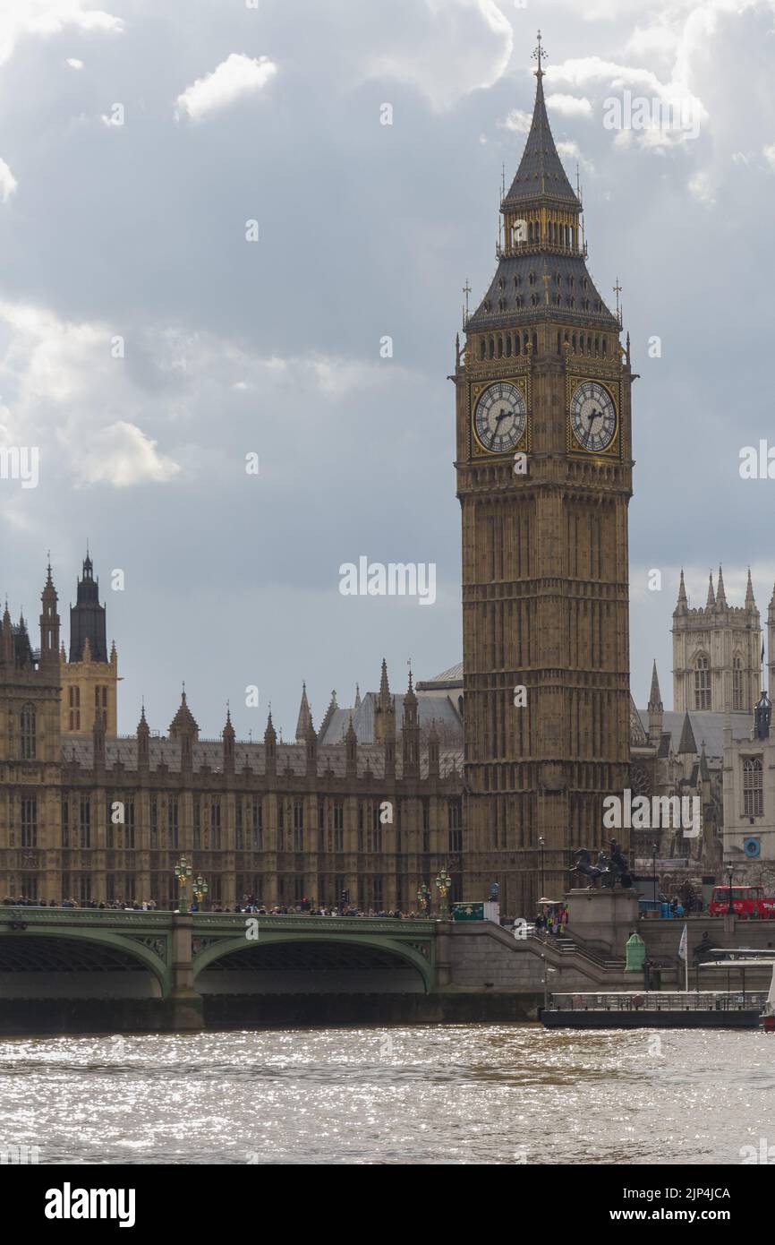 Die Big Ben (große Glocke)-Uhr am nördlichen Ende des Palace of Westminster in London, England Stockfoto