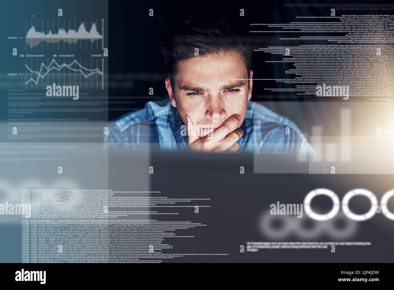 Ein denkender Computeringenieur liest Code, CGI-Daten und analysiert Spezialeffektdiagramme, während er spät in der Nacht arbeitet. Verwirrt und seriös Web-Entwickler Stockfoto