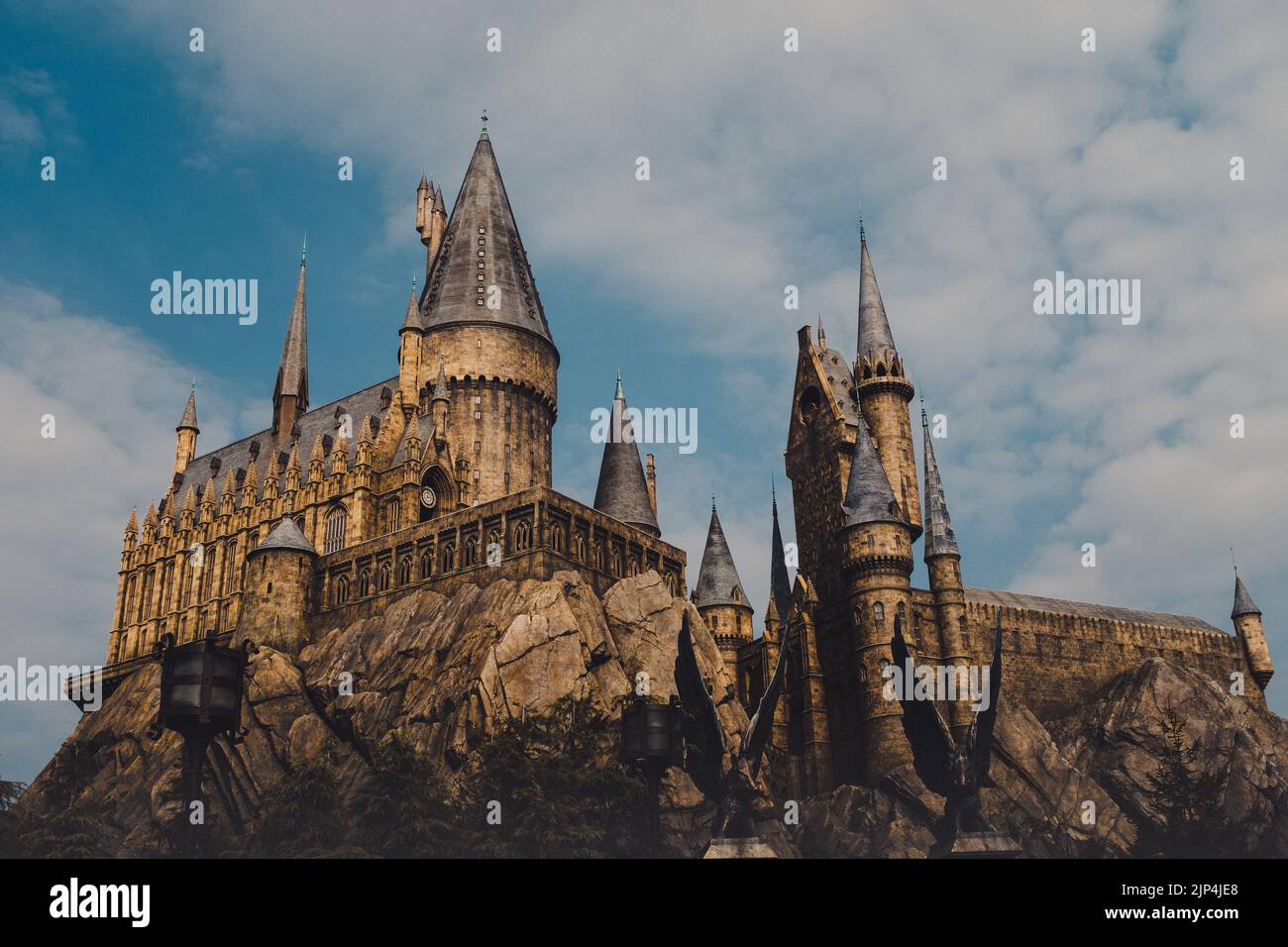 Eine dramatische Aufnahme des Schlosses Hogwarts in den Universal Studios Japan Stockfoto