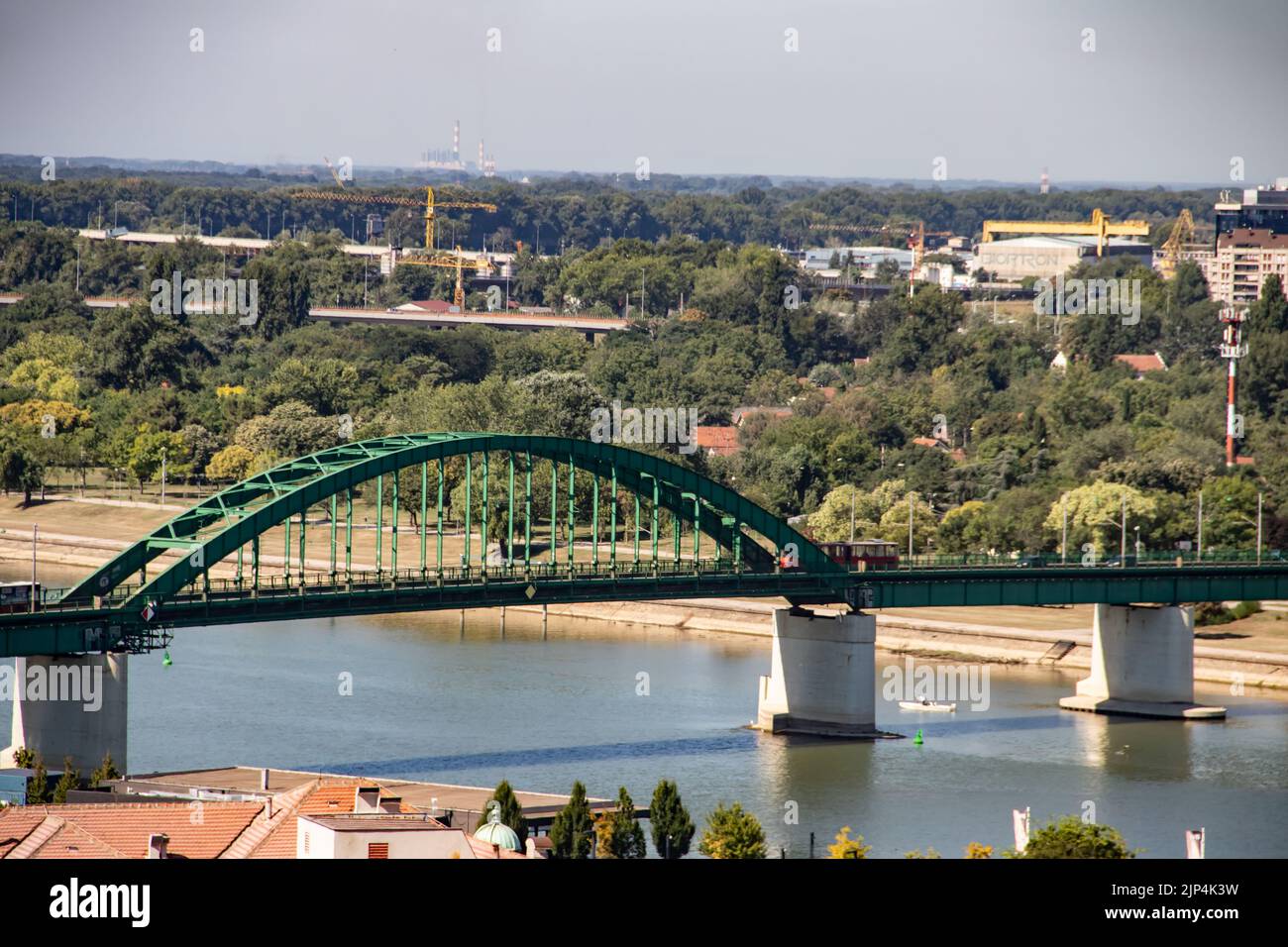 Alte grüne Metallbrücke über den Fluss Sava, 1884 gebaut, während des 1.. Weltkrieges zerstört, 1921 Jahre renoviert, in Belgrad, Hauptstadt Serbiens Stockfoto