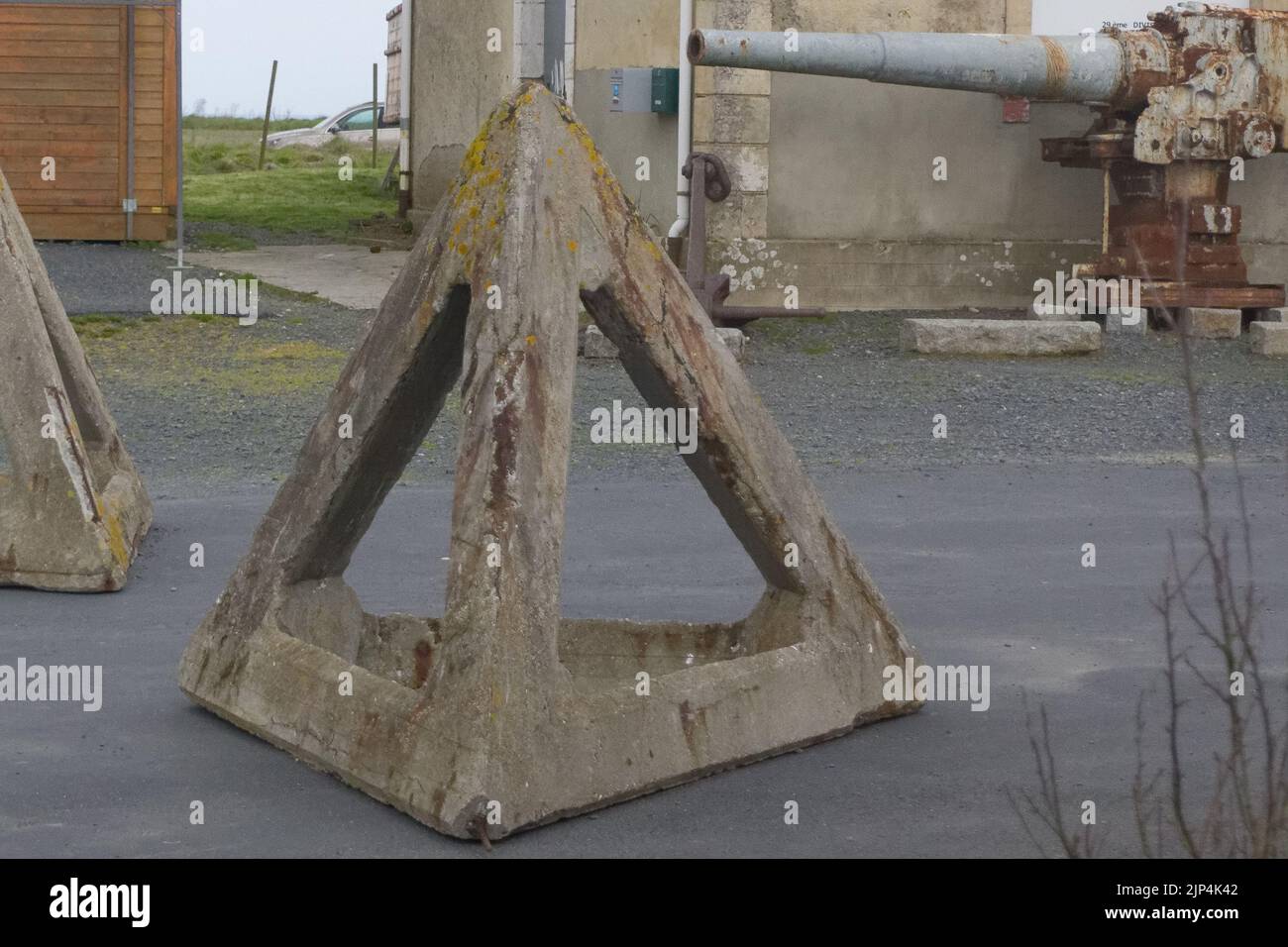 Eine pyramidenförmige Militärausrüstung am Strand von Omaha in der Nähe des Landeplatzes in der Normandie Stockfoto