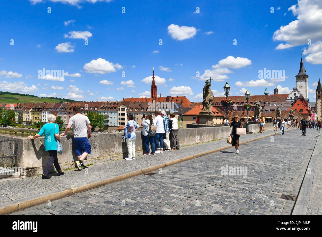 Würzburg, Deutschland - Juni 2022: Touristen an der alten Mainbrücke, die "Alte Mainbrücke" genannt wird, einem Wahrzeichen der Stadt und berühmter Touristenattraktion Stockfoto