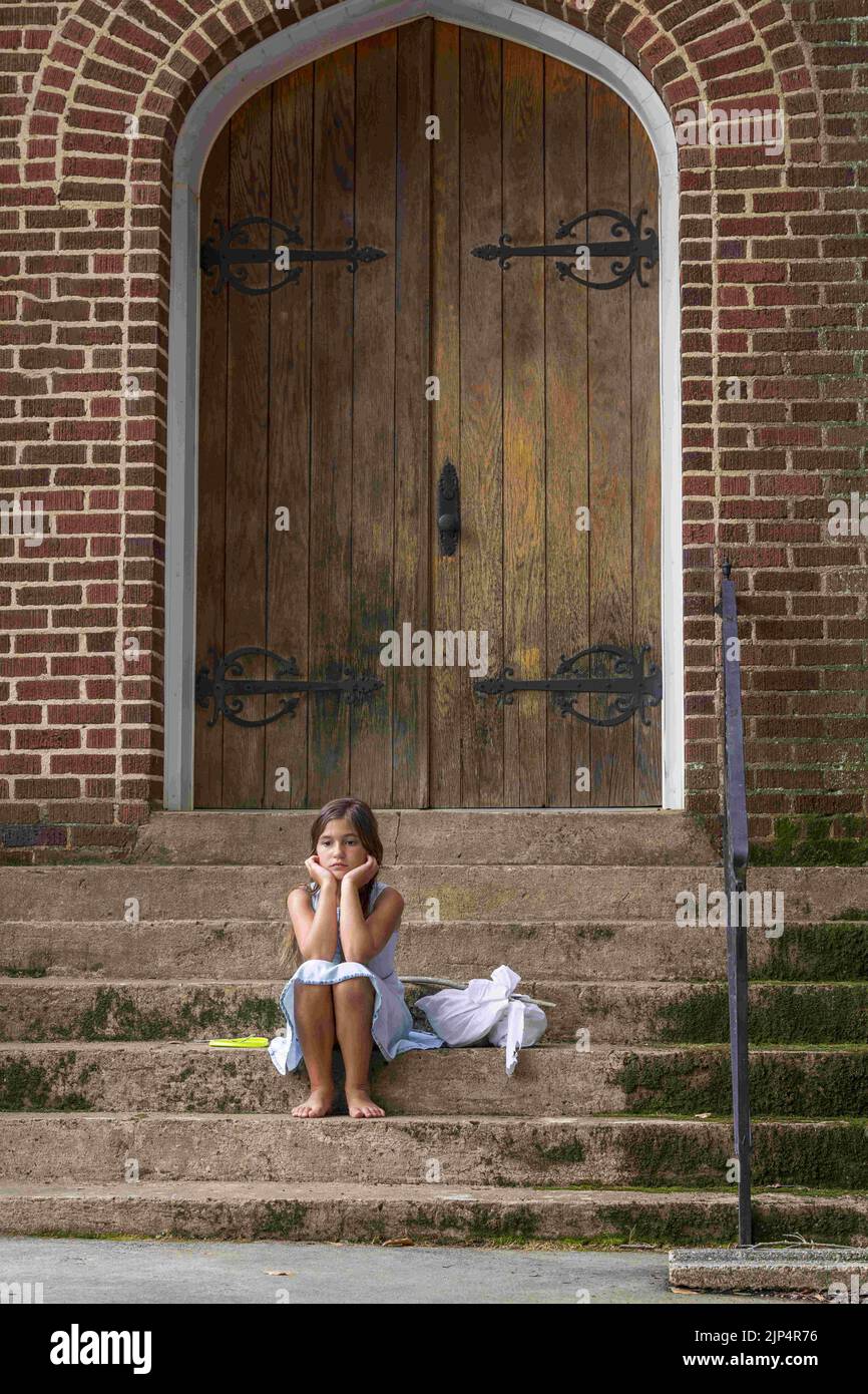 Cornelius, NC, USA. 29.. Juni 2022. Ein obdachloses, hungriges, verlassenes, entlaufenes Kind sucht vor einer Kirche nach Nahrung und Unterkunft (Foto: © Walter G. Arce Sr./ZUMA Press Wire) Stockfoto
