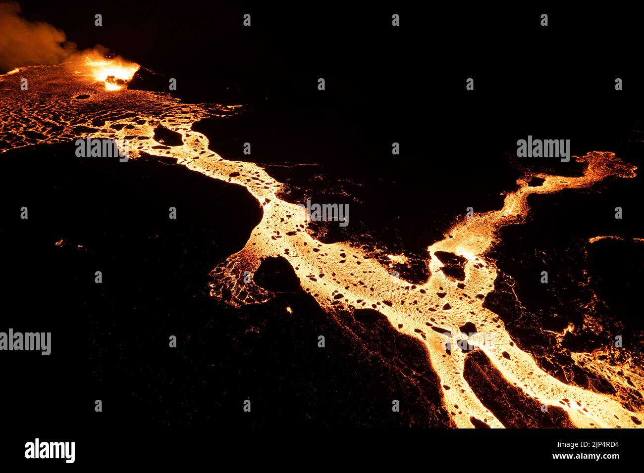 Luftdrohne Aufnahme des Meradalir-Ausbruchs des Fagradalsfjall-Vulkans in Island 2022 Stockfoto