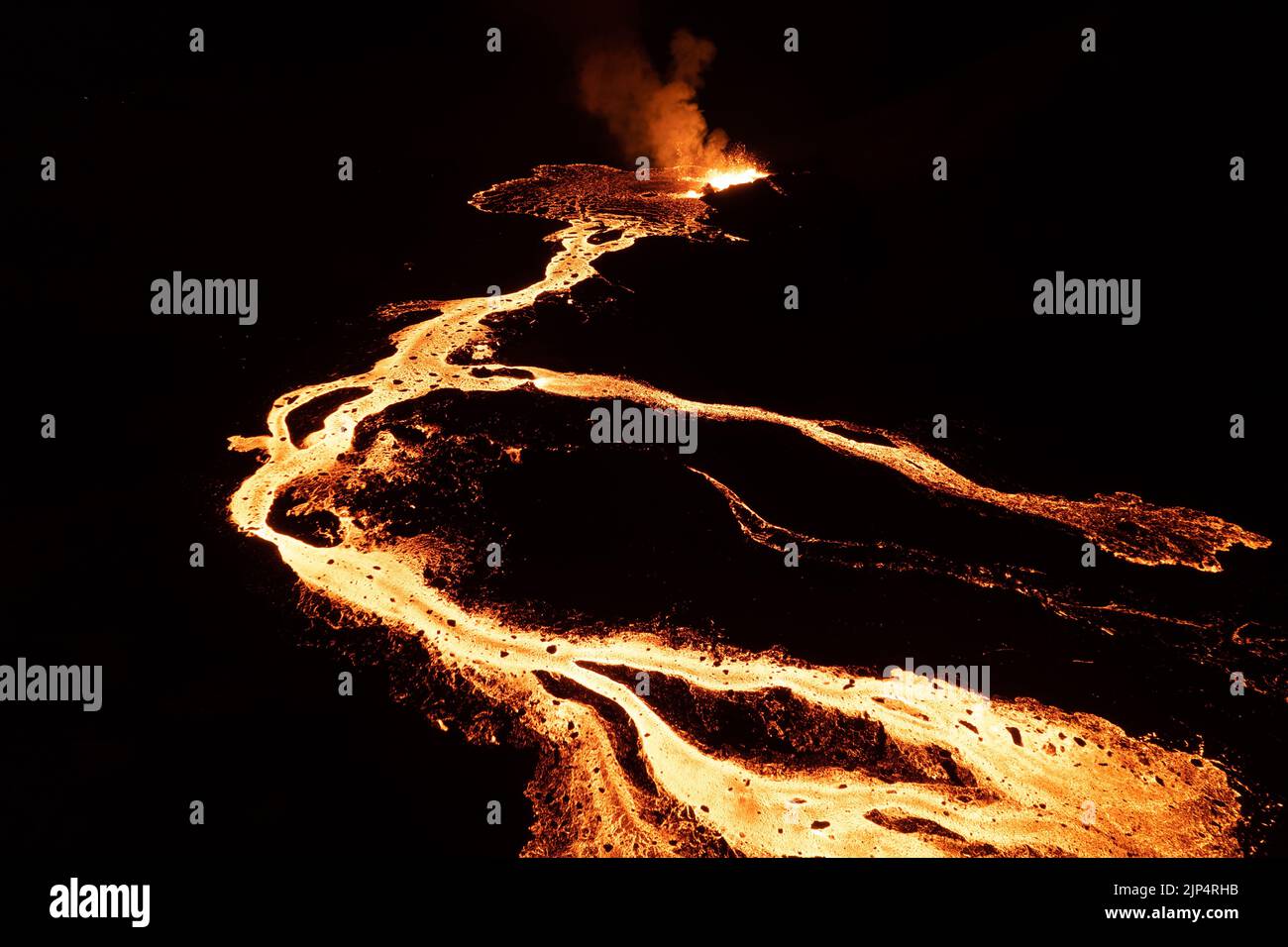 Luftdrohne Aufnahme des Meradalir-Ausbruchs des Fagradalsfjall-Vulkans in Island 2022 Stockfoto