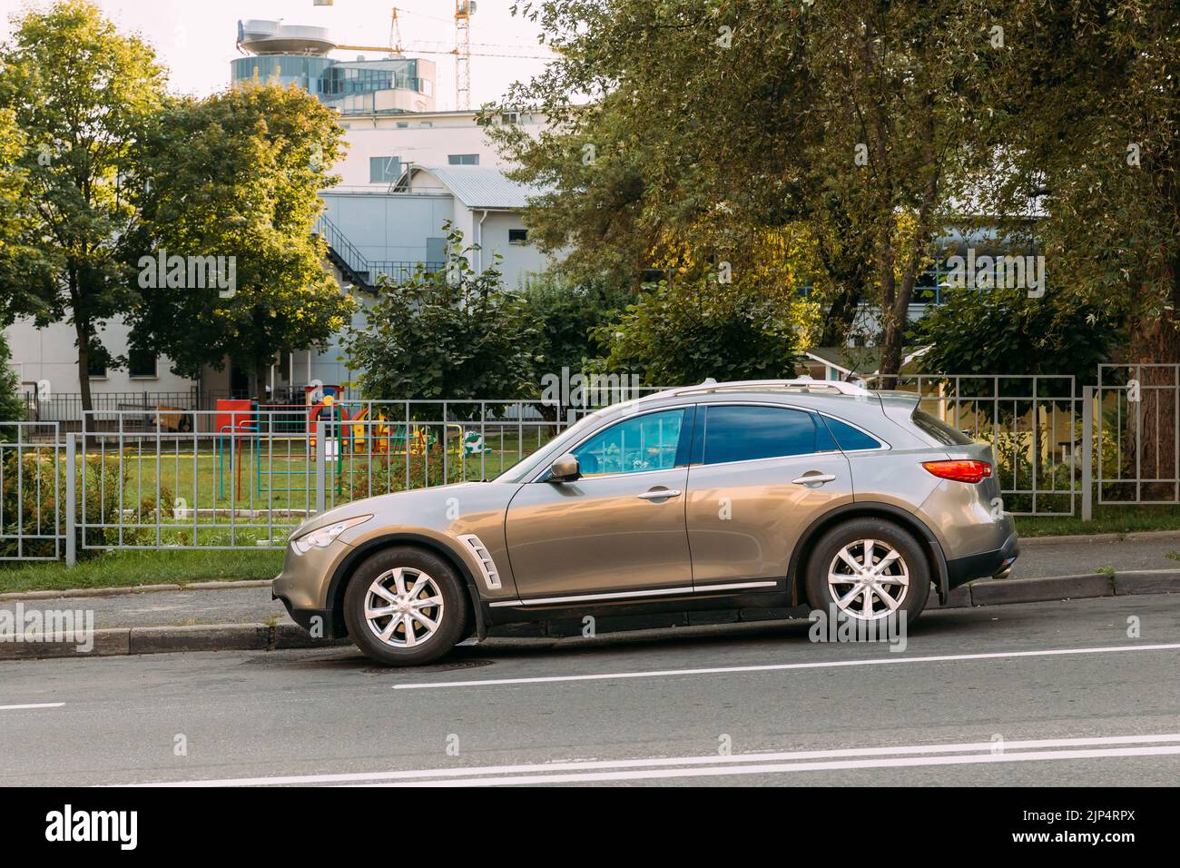 Infiniti FX30d Turbo Diesel SUV Auto geparkt Straßenrand in der Stadt Straße. Der Infiniti ist ein mittelgroßer Crossover-SUV von Nissan Stockfoto