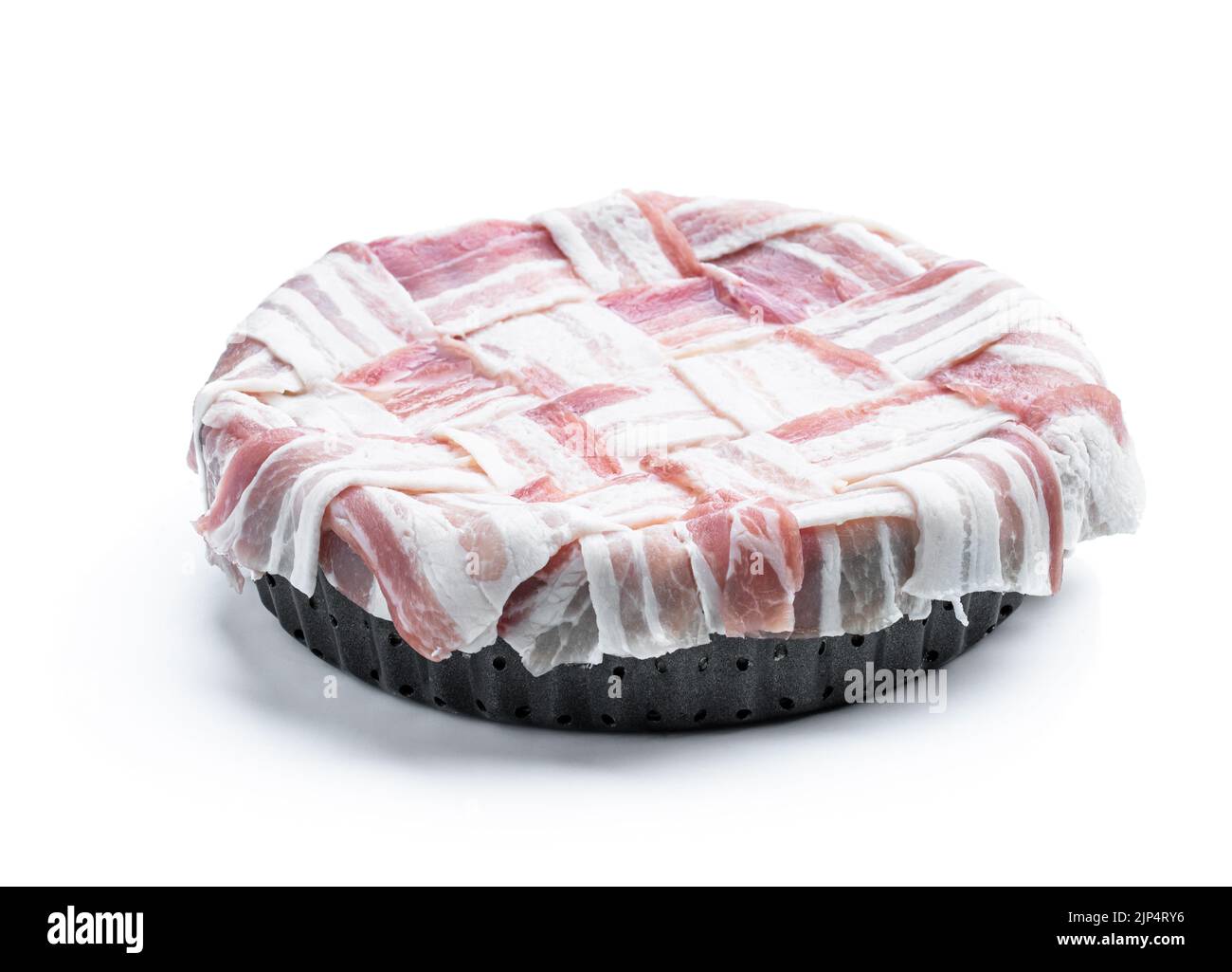 Rohe Torte mit Speck und Zwiebel auf weiß isoliert. Bereit zum Backen Stockfoto