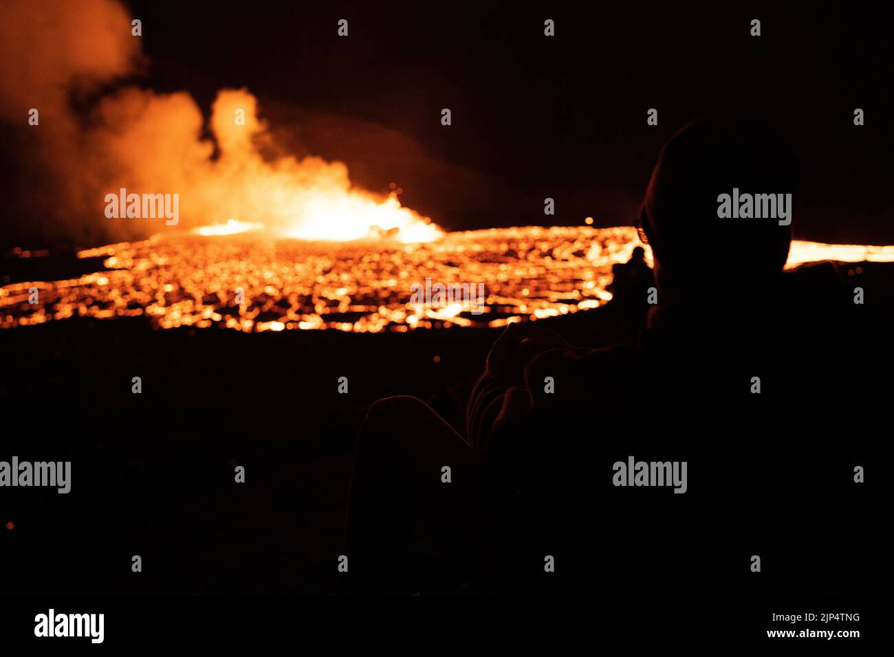 Wanderer beobachten den Ausbruch des Fagradalsfjall-Vulkans in Island im Jahr 2022 Stockfoto