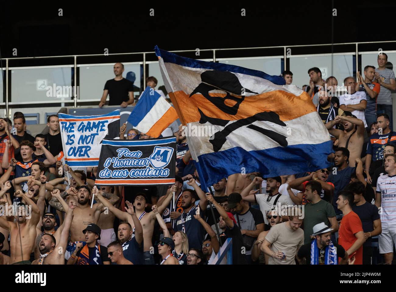 Die Fans und Unterstützer von Montpellier singen im Parc des Princes während eines Spiels gegen PSG Stockfoto