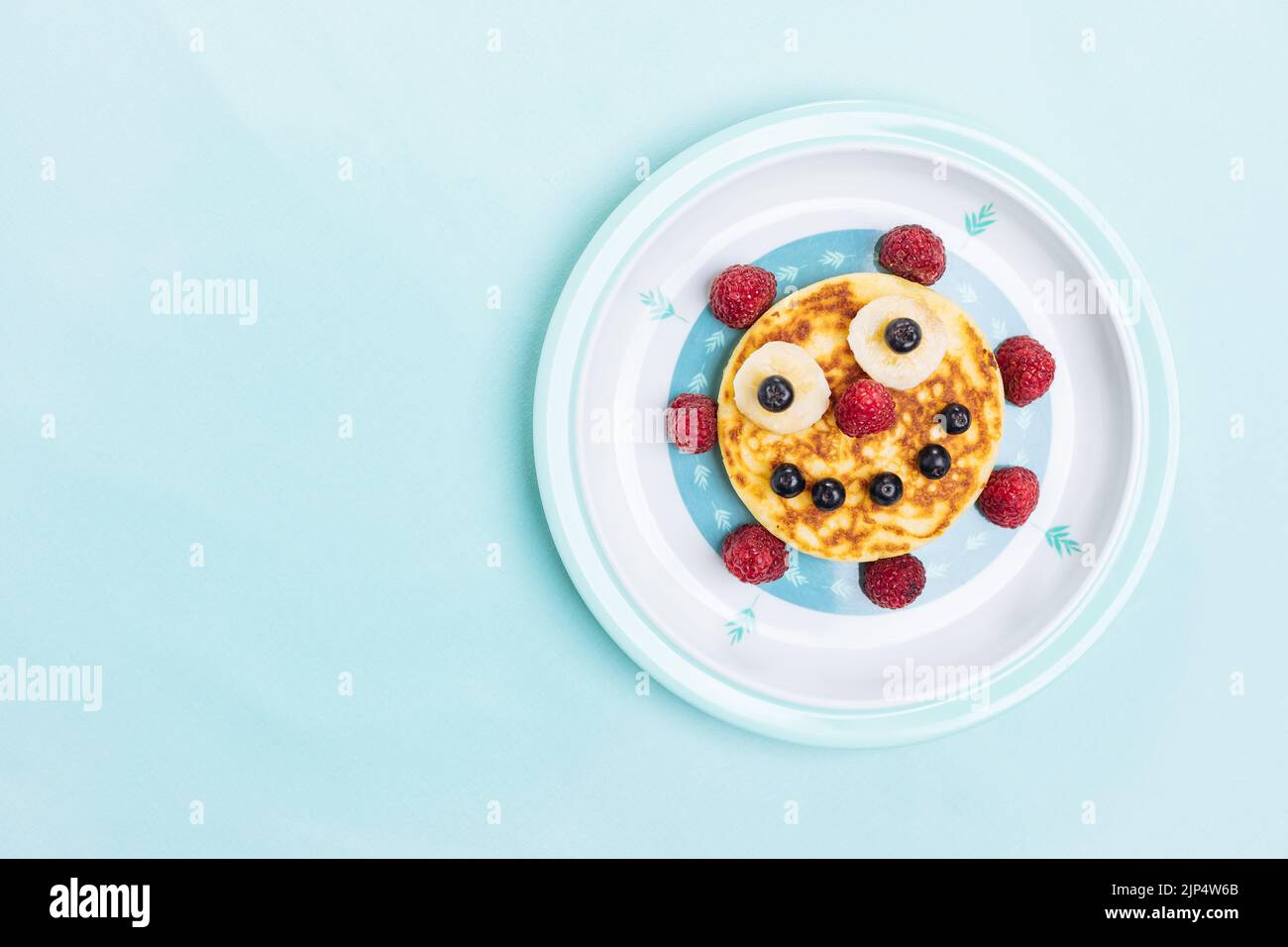 Amerikanische Pfannkuchen mit Himbeeren, Blaubeeren und Banane ...