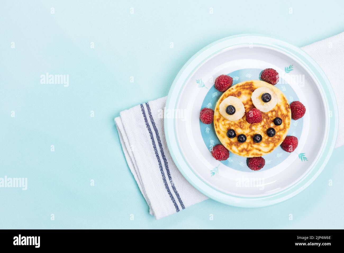 Amerikanische Pfannkuchen mit Himbeeren, Blaubeeren und Banane ...