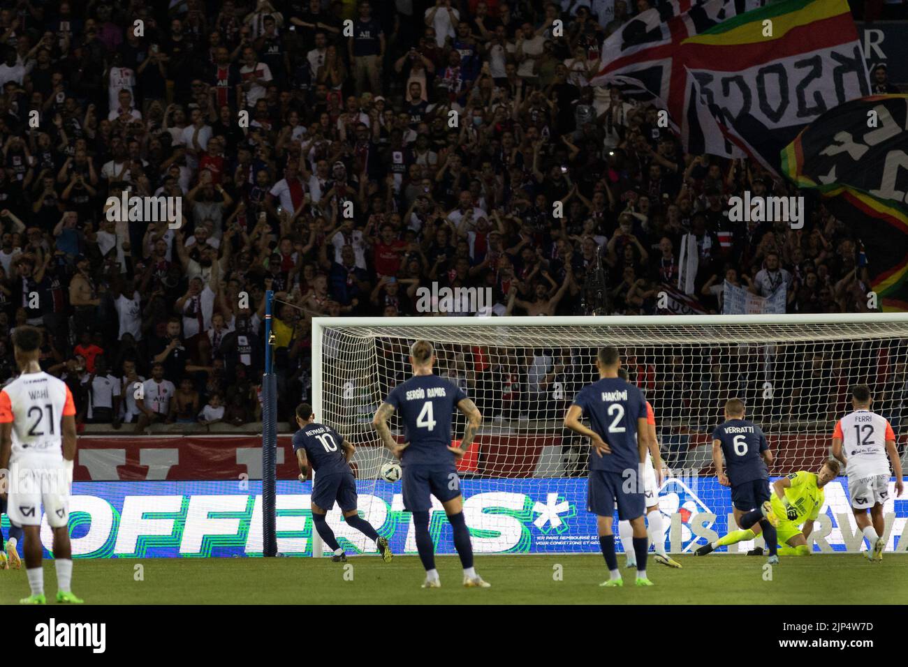 Die PSG-Spieler warten während eines Spiels gegen Montpellier auf eine Strafe Stockfoto