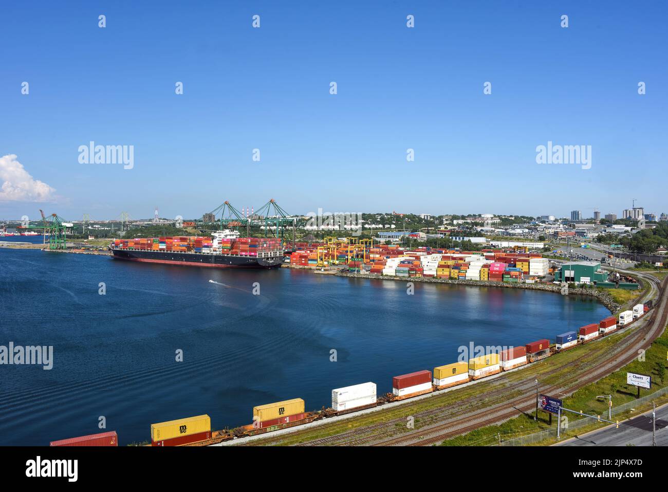 Halifax, Kanada – 7. August 2022: Blick auf die Lieferkette im Einsatz am Fairview Cove Container Terminal im Bedford Basin in Nova Scotia mit Stockfoto