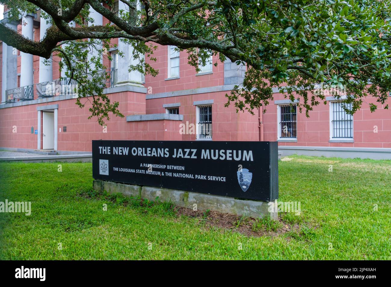 NEW ORLEANS, LA, USA - 14. AUGUST 2022: Schild für das New Orleans Jazz Museum an der Vorderseite des Gebäudes auf der Esplanade Avenue Stockfoto