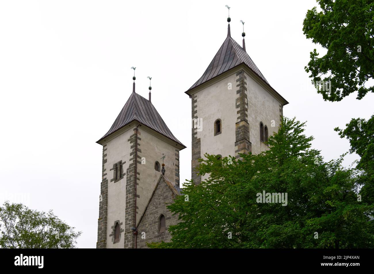 Mittelalterliche Kirche mit zwei Türmen, Mariakirken, Bryggen, Bergen, Norwegen Europa Stockfoto