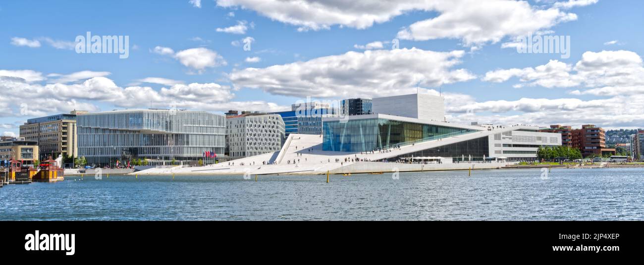 Skyline von Oslo mit der Bucht und dem Opernhaus Norwegen in Europa Stockfoto