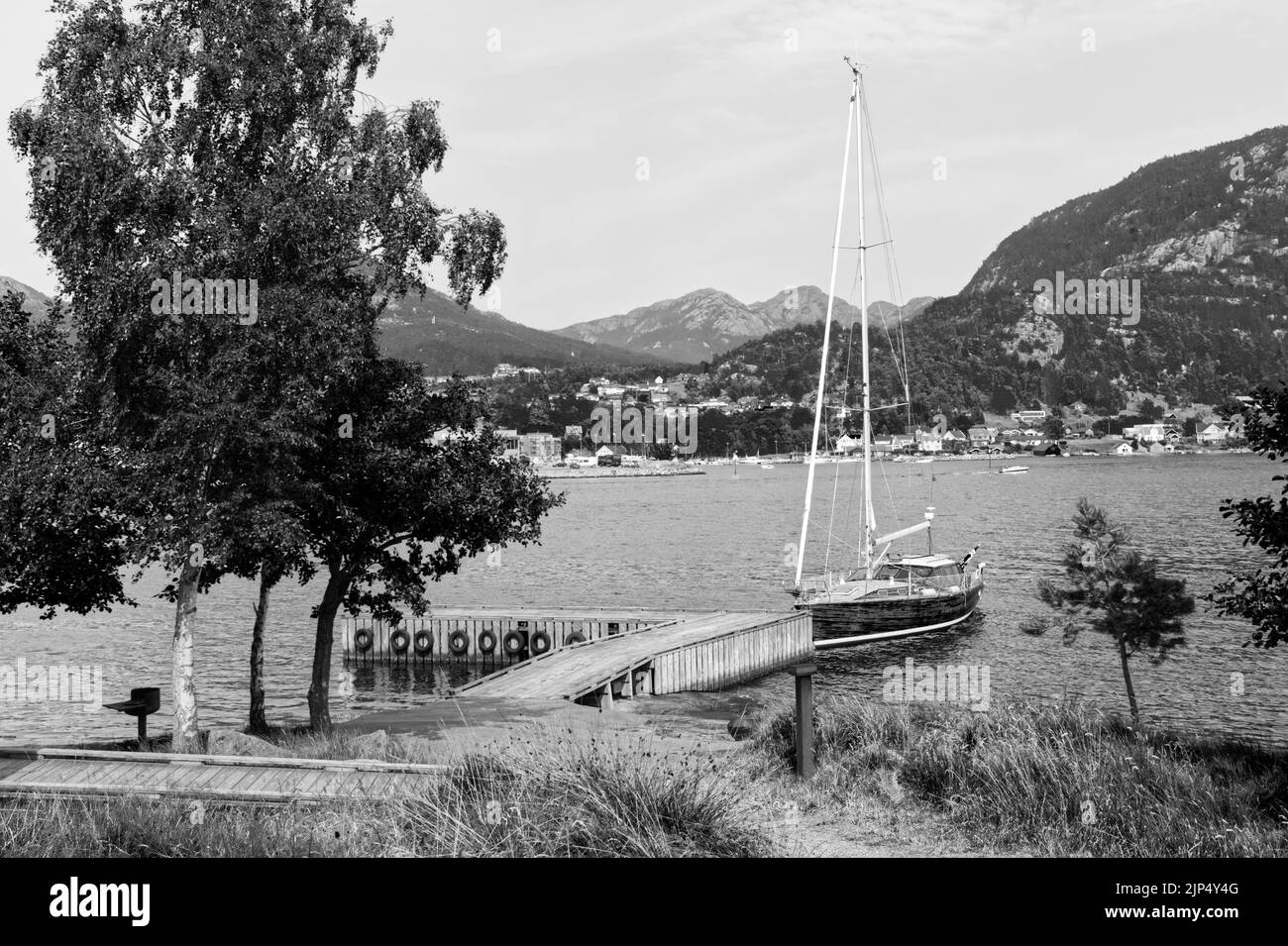 Segelboot gebunden in der Nähe von Jørpeland Stadt in Norwegen das Panorama von Jørpelandsholmen Klungholmen in schwarz und weiß Stockfoto