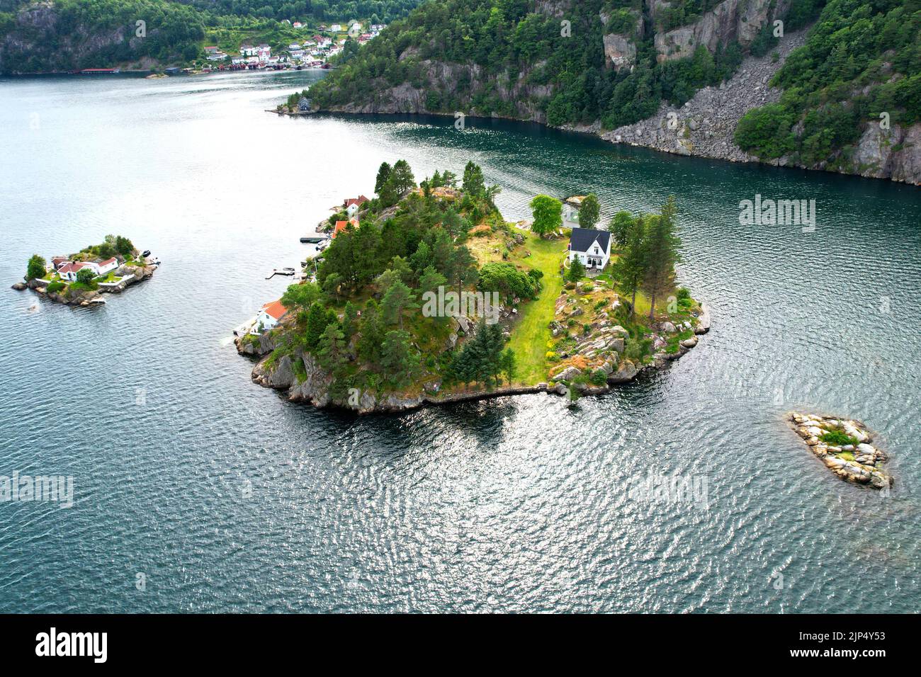 Luftpanorama einer isolierten Insel mit einem Haus in der Nordsee Stockfoto