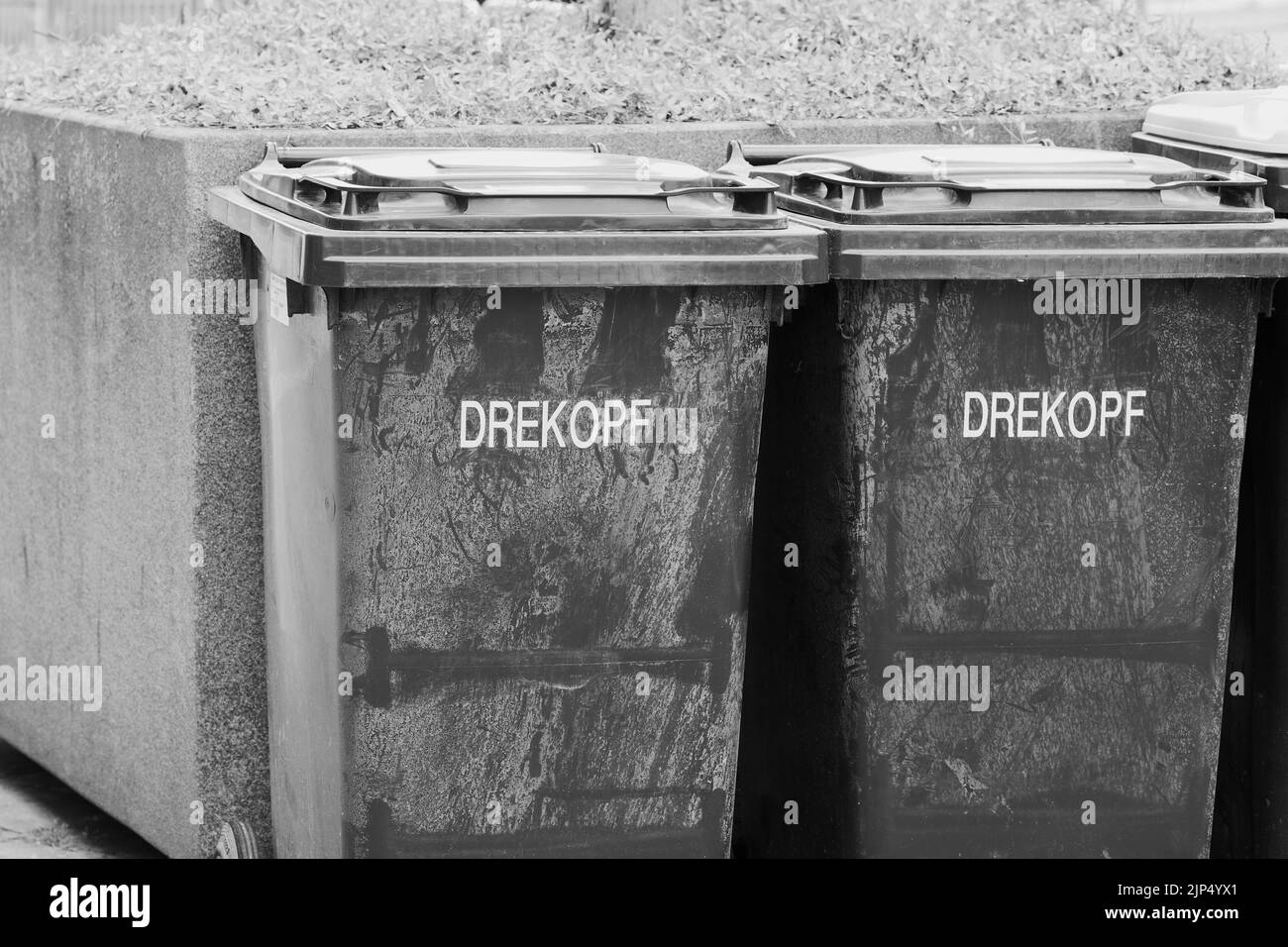 Mehrere Müllcontainer in der Stadt Stockfoto