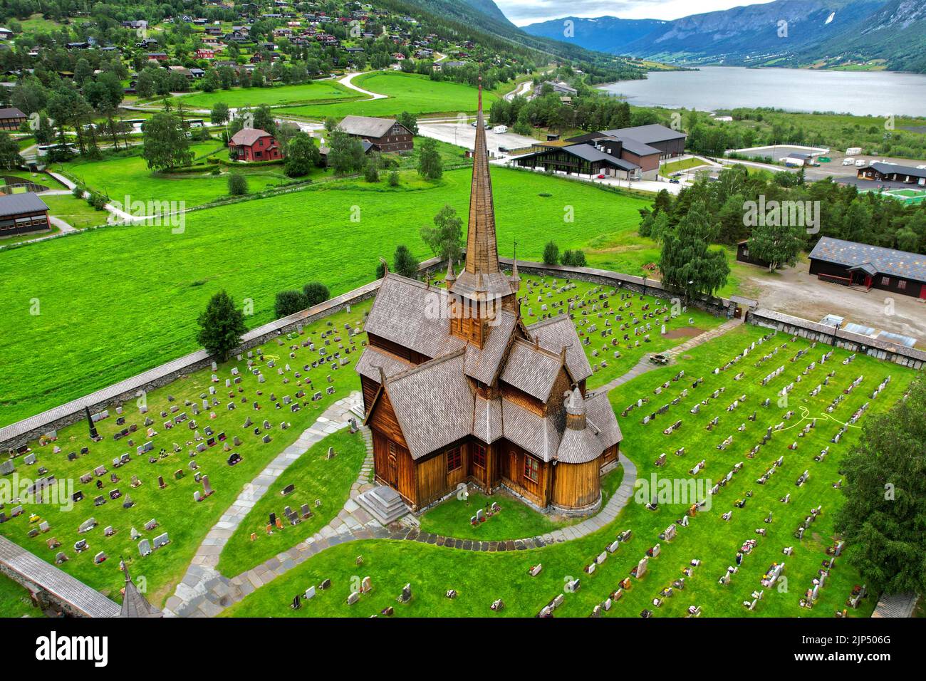 Holzkirche in Lom stavkyrkje Kirche in Norwegen Europa Luftbild Stockfoto