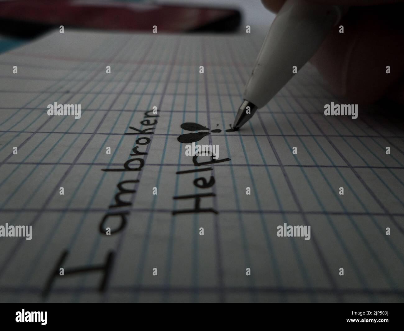 Eine Nahaufnahme eines Schreibens mit dem Schriftzug „I am broken, help“ Stockfoto