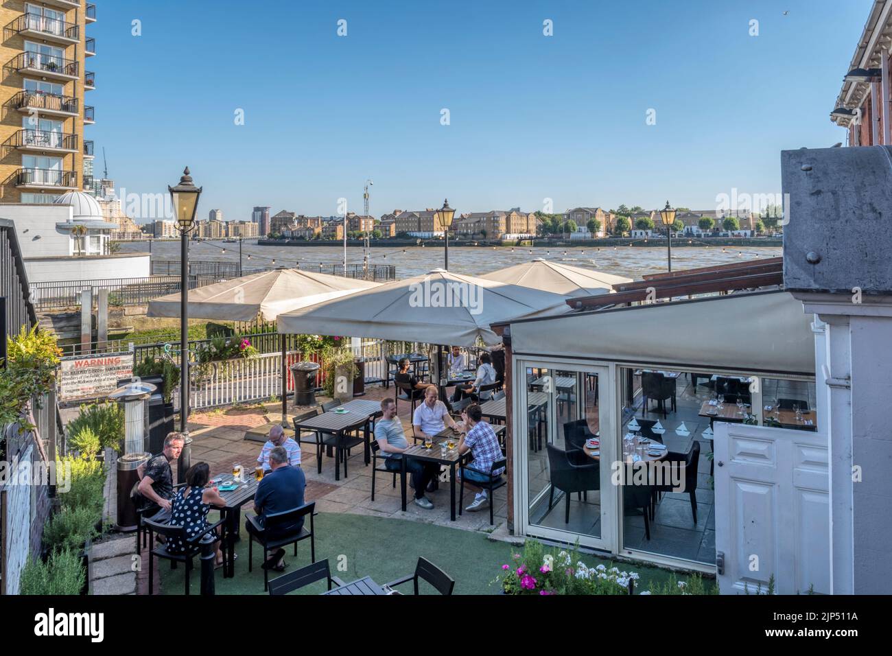 Menschen auf der Terrasse außerhalb des Narrow by Gordon Ramsay in der Narrow Street, London. Stockfoto