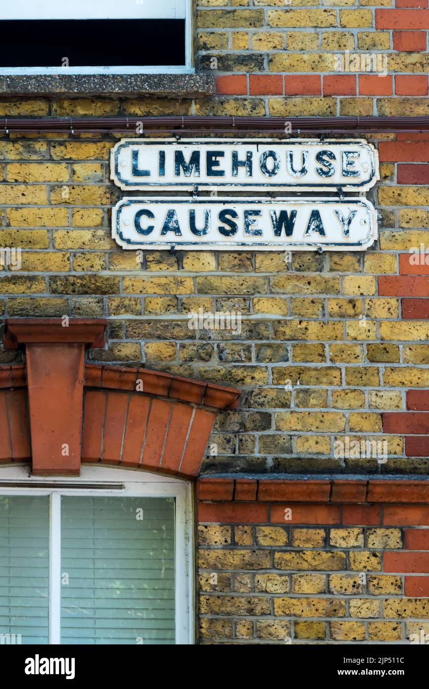Altes Straßenschild für Limehouse Causeway in Londons alten docklands. Stockfoto