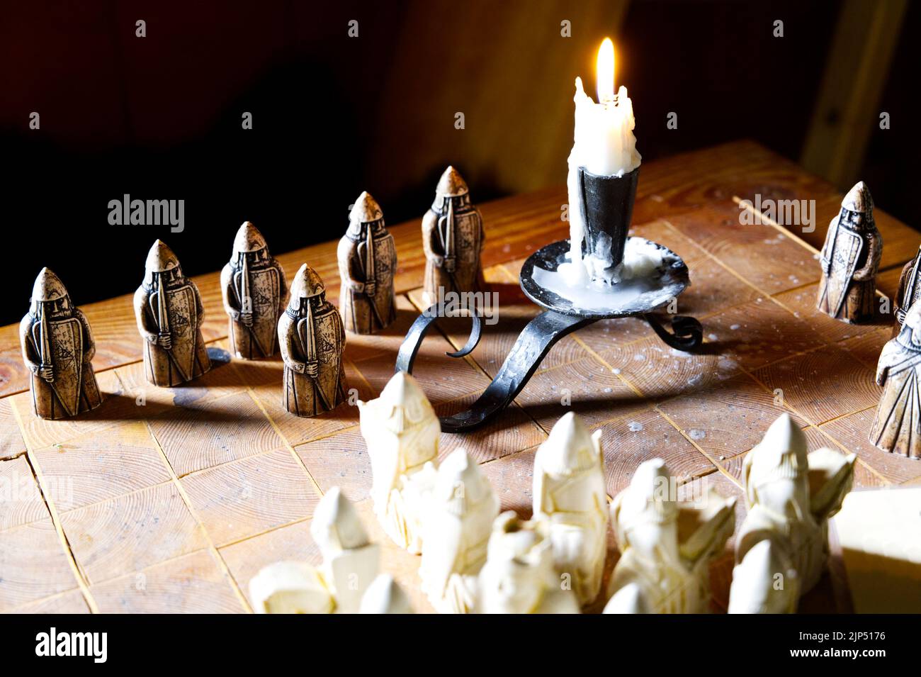 Historisches wikingerschach, wunderschön mit einer Kerze arrangiert Stockfoto