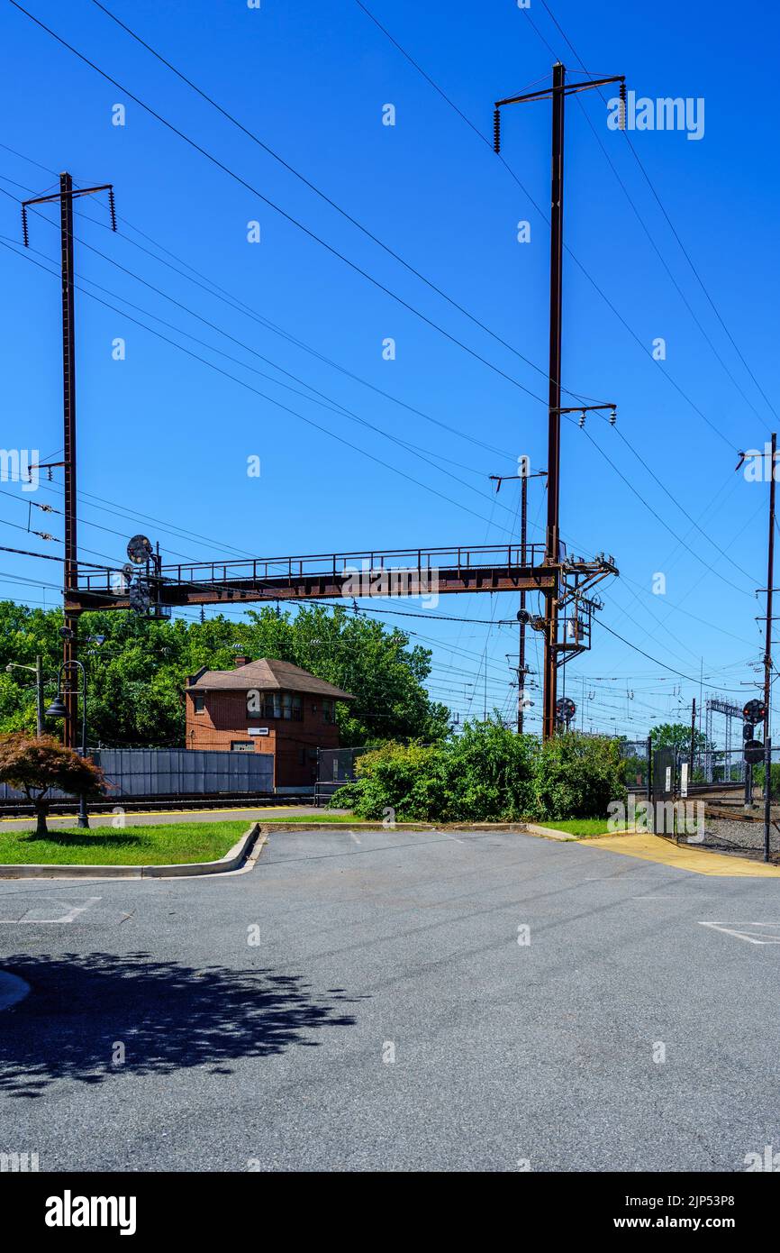 Perryville, MD, USA – 13. August 2022: Elektrifizierte Bahngleise am BAHNHOF MARC. Stockfoto