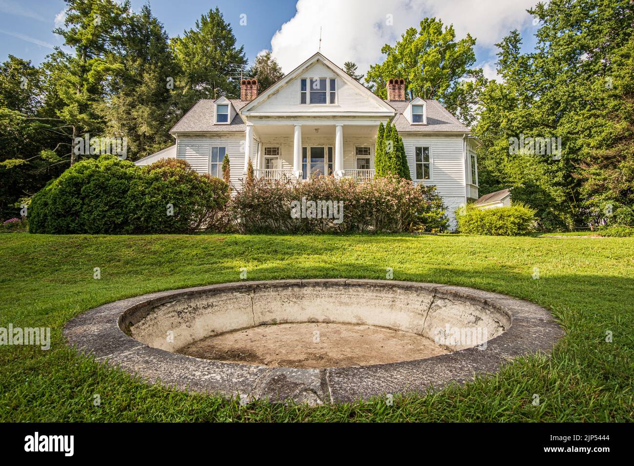 Blick auf Carl Sandburg Haus mit Blick auf einen leeren Zementbrunnen im grünen Gras an einem Sommertag. Stockfoto