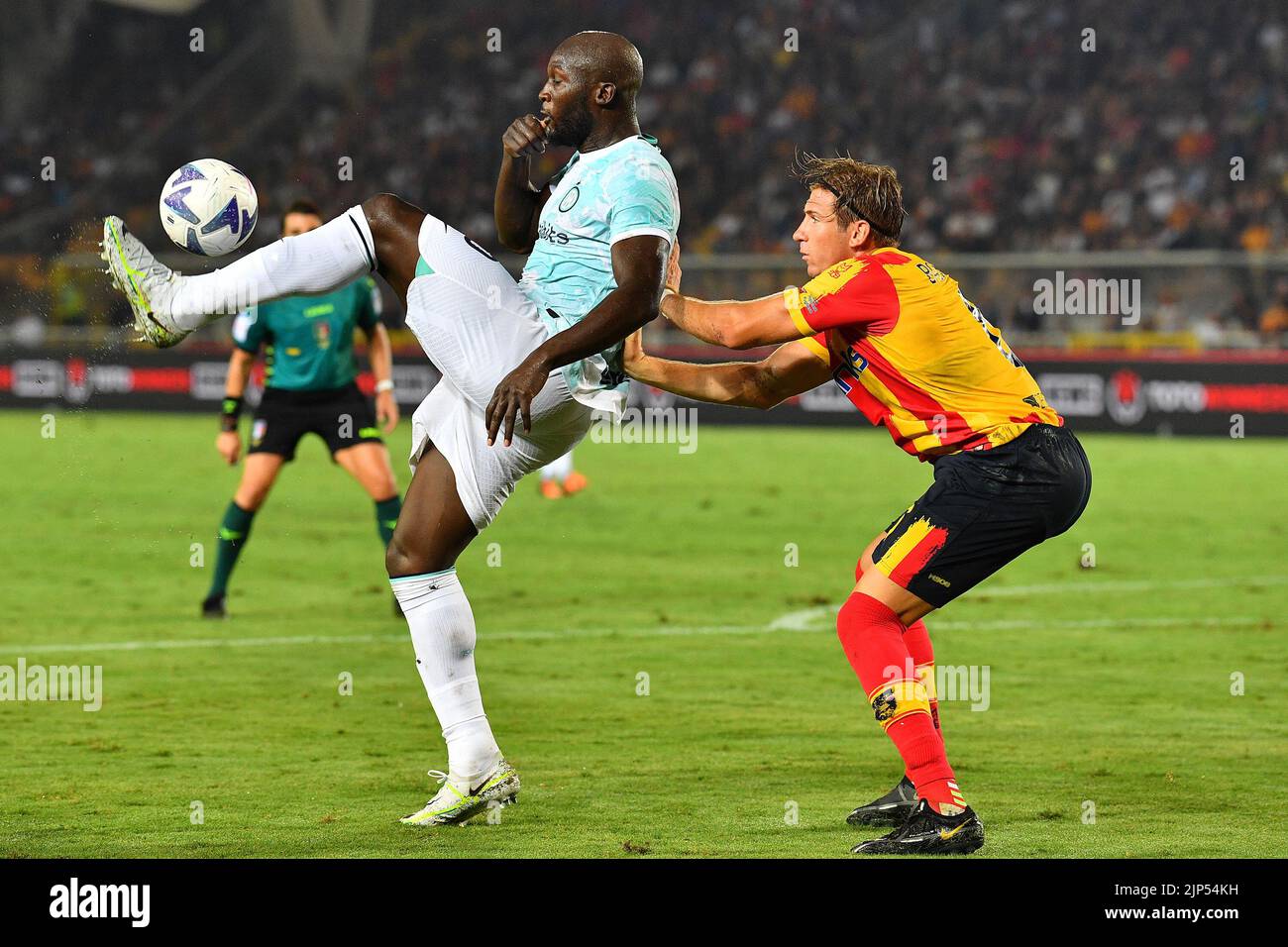 Foto Giovanni Evangelista/LaPresse 13 Agosto 2022 Lecce, Italia - Sport, calcio - U.S. Lecce vs F.C. Inter - CampionatoSerie A Tim 2022/23 - Stadio E. Giardiniero - Via del Mare. Nella foto: Romelu Lukaku, Federico Baschirotto 13. August 2022 Lecce, Italien - Sport, Fußball - USA Lecce vs F.C. Inter - Italienische Meisterschaft Serie A Tim 2022/23- E. Giardiniero - Via del Mare Stadium. Im Bild: Romelu Lukaku, Federico Baschirotto Stockfoto