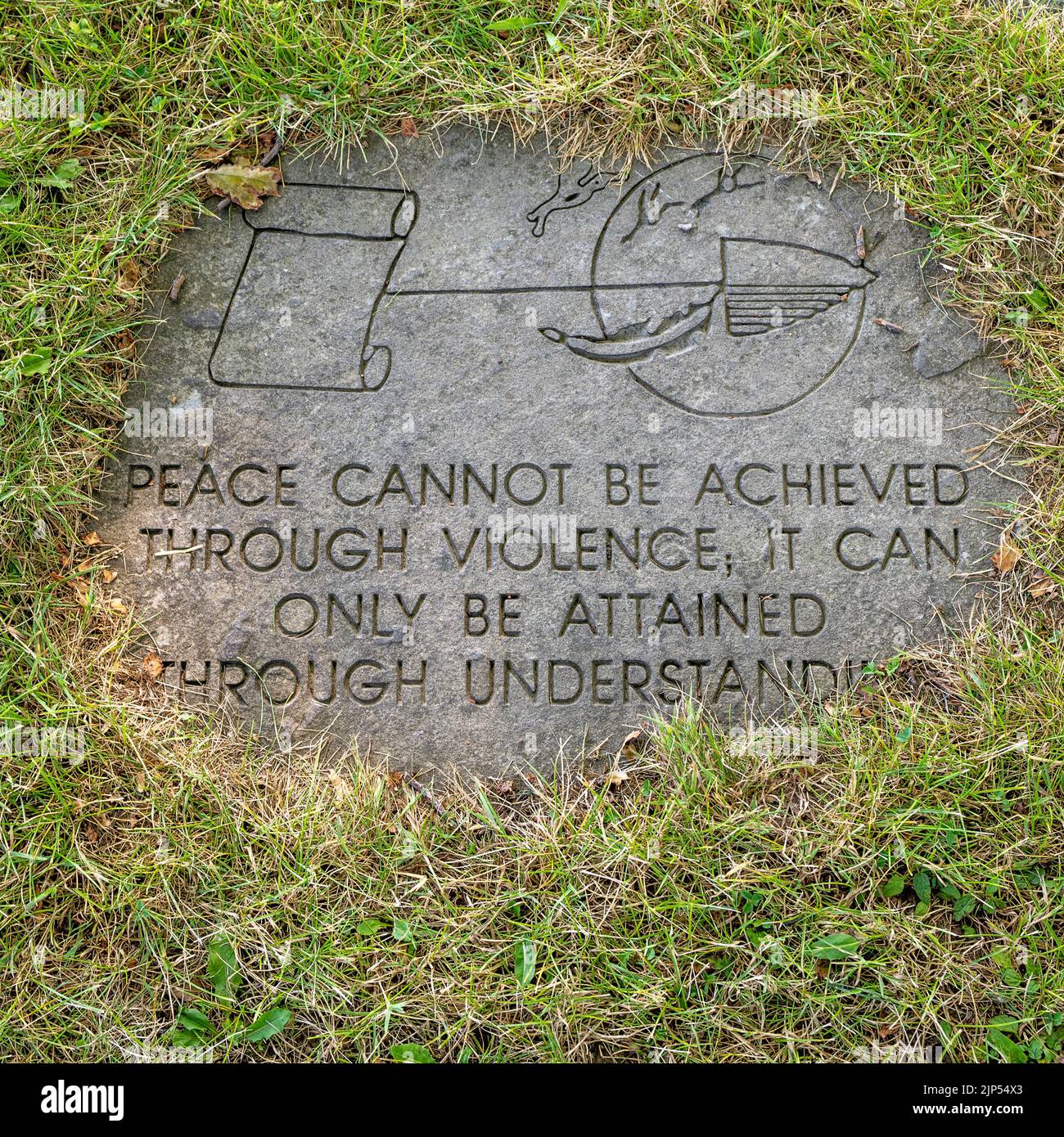 Batavia, NY - Juli 29. 2022: Stone in the war of 1812 Bicentennial Peace Garden mit Ralph Waldo Emersons: "Frieden kann nicht durch Gewalt erreicht werden Stockfoto