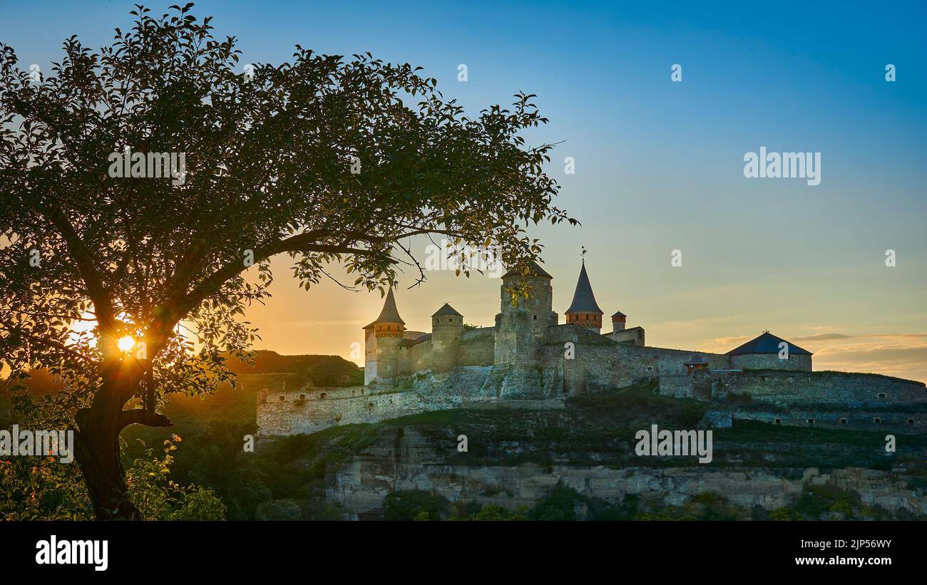 Die alte mittelalterliche Festung in all ihrer Pracht in den Strahlen der warmen untergehenden Sonne Stockfoto