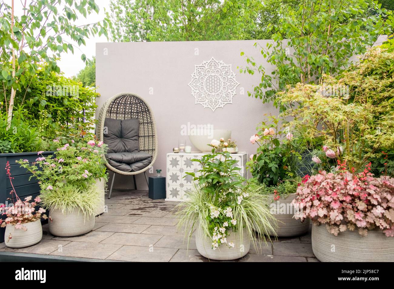 Der Mandala, Meditation und Achtsamkeit Garten auf der Chelsea Flower Show 2022, entworfen von Nikki Hollier. Stockfoto