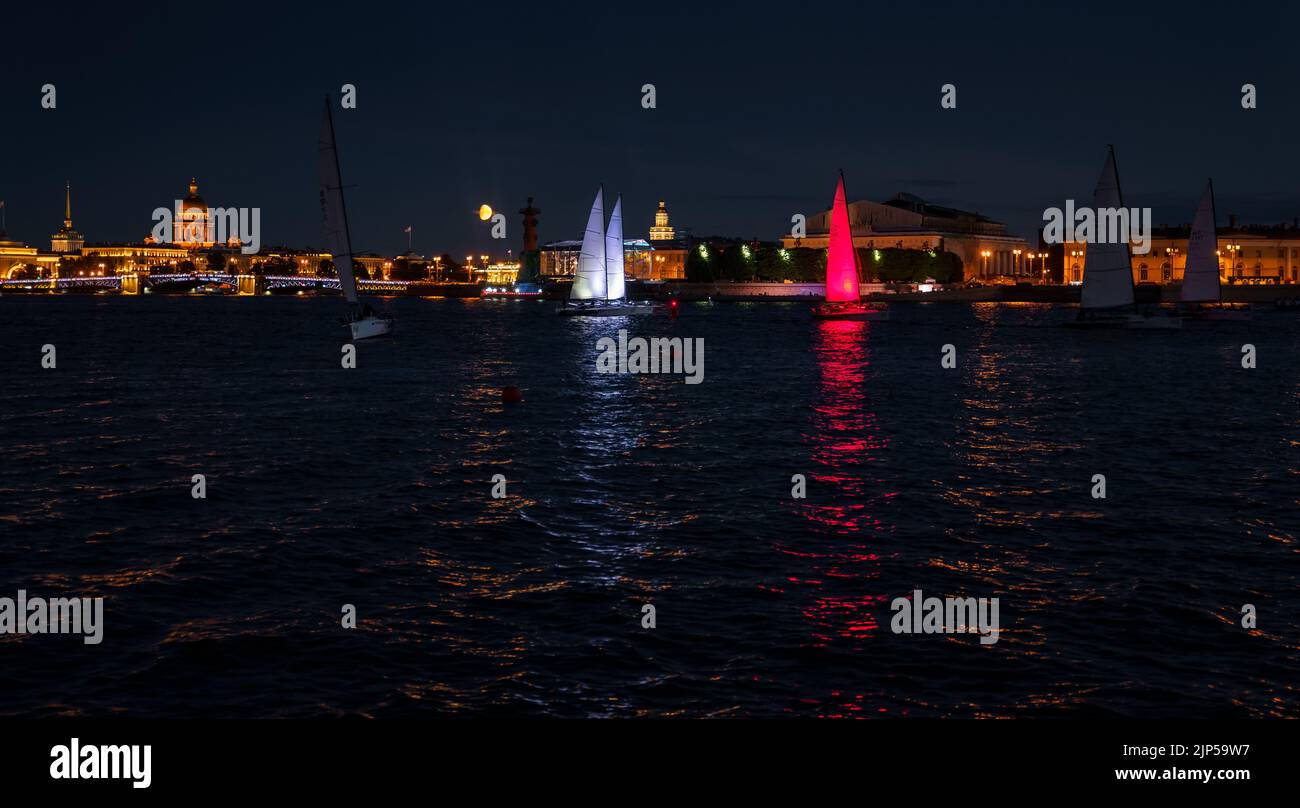 Russland, St. Petersburg, 07. August 2022: Ein paar Segelboote mit Segeln beleuchtet in der Trikolore Russlands gehen in die Innenstadt zur Feier der Stockfoto