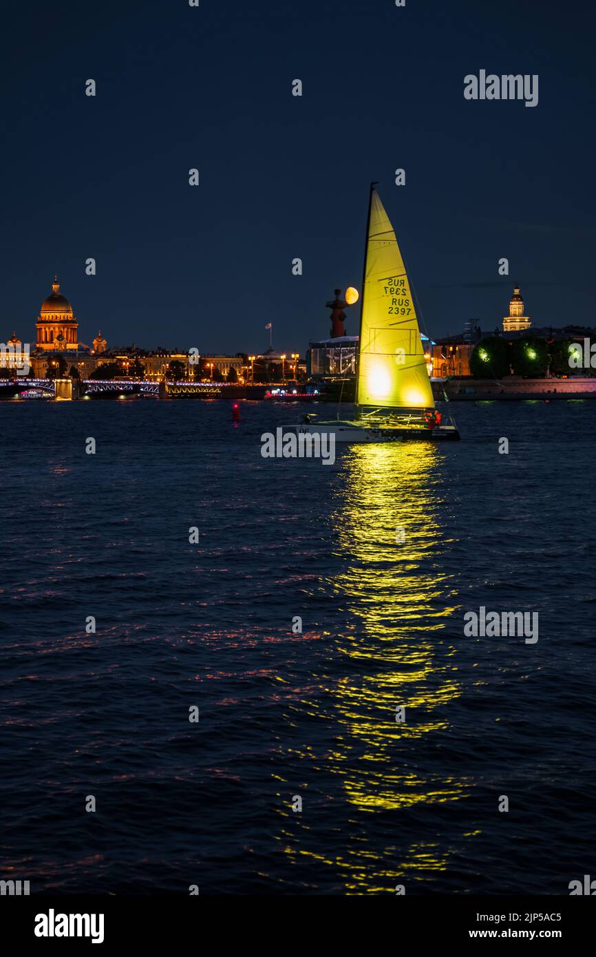 Russland, St. Petersburg, 07. August 2022: Ein paar Segelboote mit Segeln beleuchtet in der Trikolore Russlands gehen in die Innenstadt zur Feier der Stockfoto