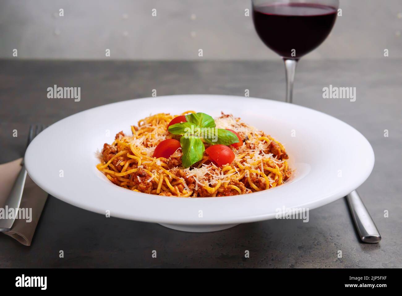 Italienische Spaghetti im Bolognese-Stil mit Rotwein Stockfoto
