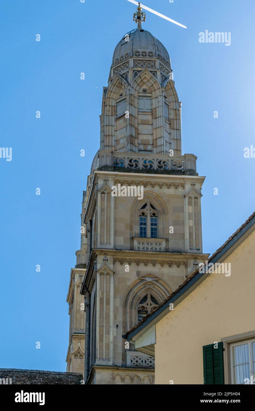 Blick auf Grossmünster, eine evangelische Kirche im romanischen Stil in Zürich, Schweiz Stockfoto