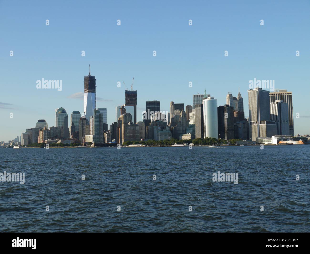 One World Trade Center und 4 WTC werden im Juni 2012 gebaut, vom Hudson River aus gesehen. Battery Park & Staten Island Ferry Terminal im Vordergrund Stockfoto