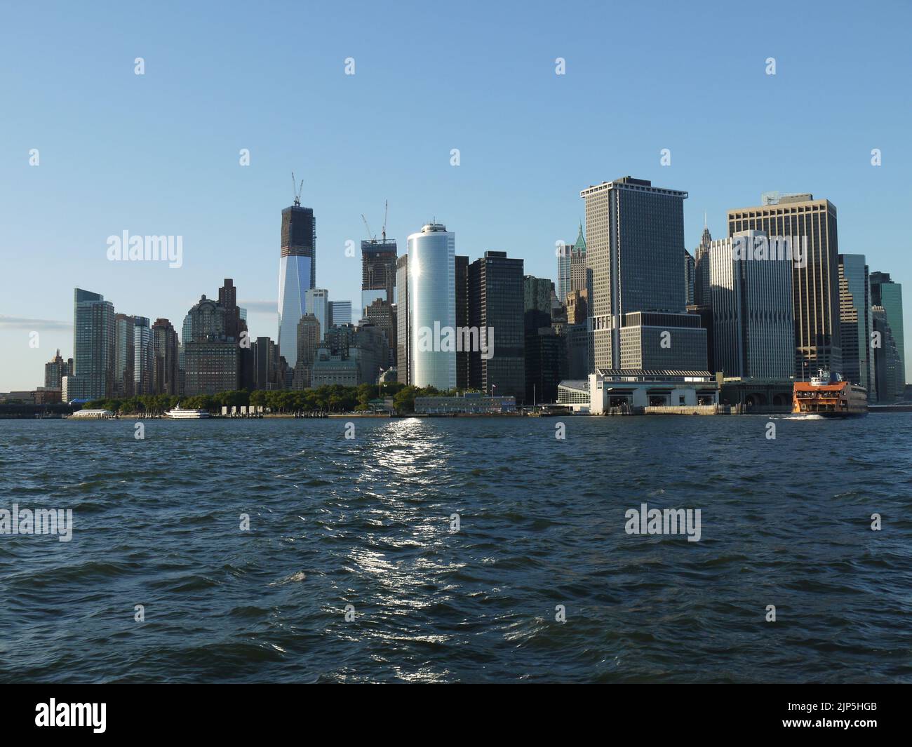 One World Trade Center und 4 WTC werden im Juni 2012 gebaut, vom Hudson River aus gesehen, mit Staten Island Ferry im Vordergrund Stockfoto