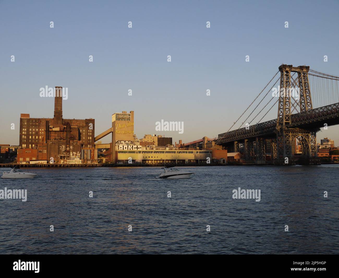 Domino Sugar Refinery und Williamsburg Bridge, Brooklyn, vom East River aus gesehen, New York City, Juni 2012 Stockfoto